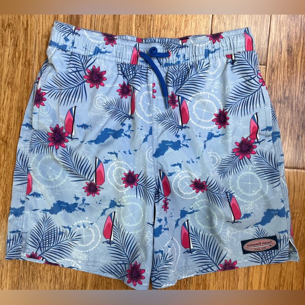 Boys Vineyard Vines Swim Trunks size medium 12/14. 1191